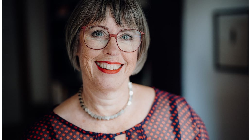 Karin Stehr mit feiner roter 3D-Druck Brille von Götti