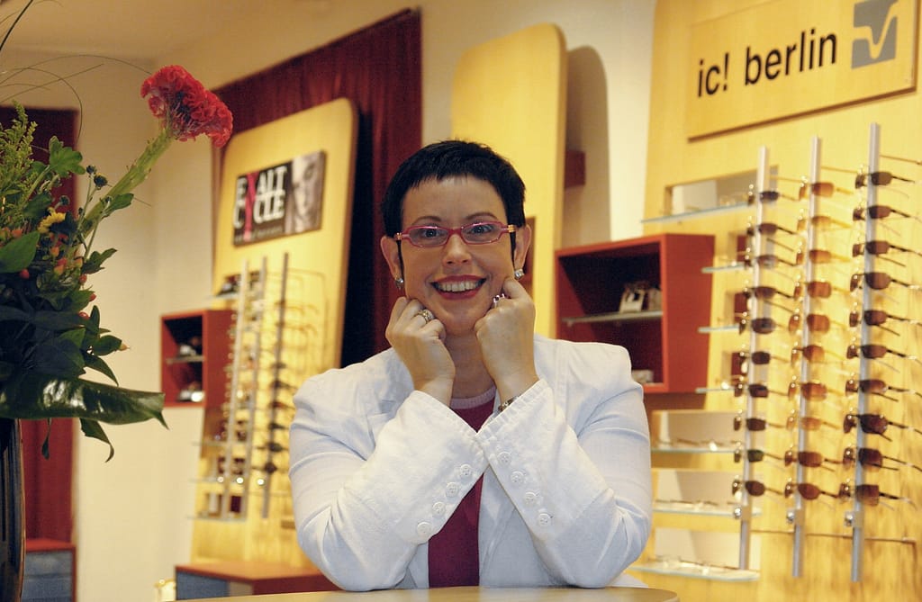 Karin Stehr in ihrem neuen Optikgeschäft BELLEVUE 2005