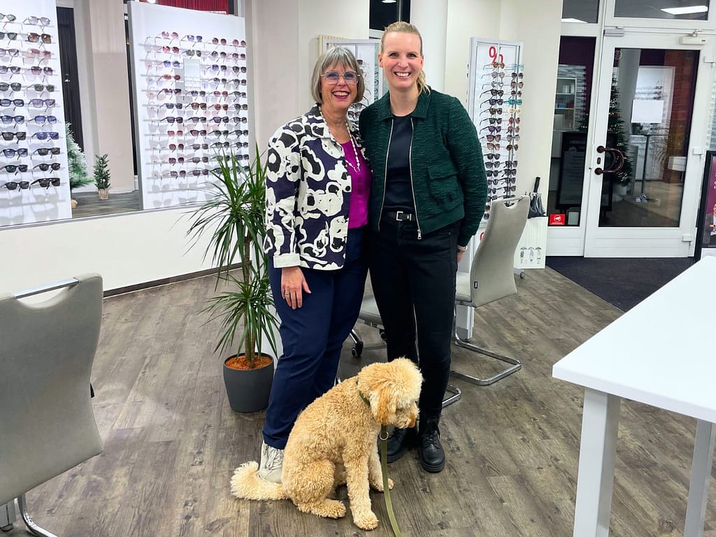 Jana Grammel und Karin Stehr nach der Beratung bei Optic-Grammel, Bremen-Wehye