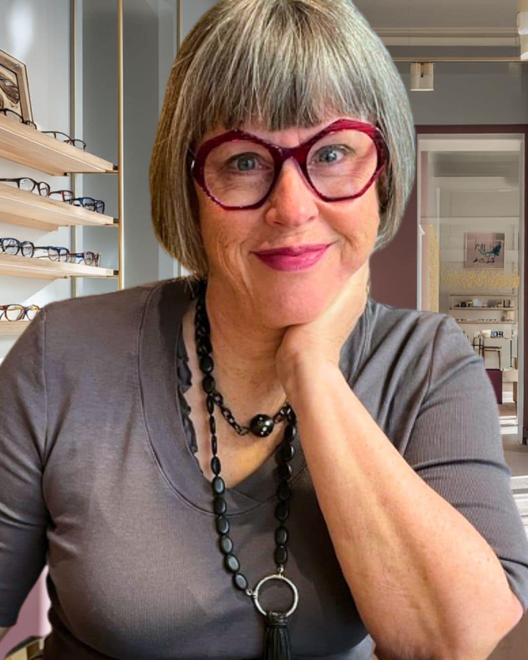Karin Stehr in einem Optikgeschäft blickt zuversichtlich auf ihr neues Projekt