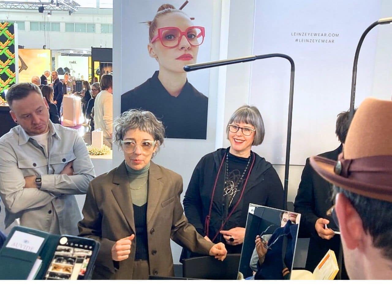 Karin Stehr auf dem Messerundgang auf der opti 2025