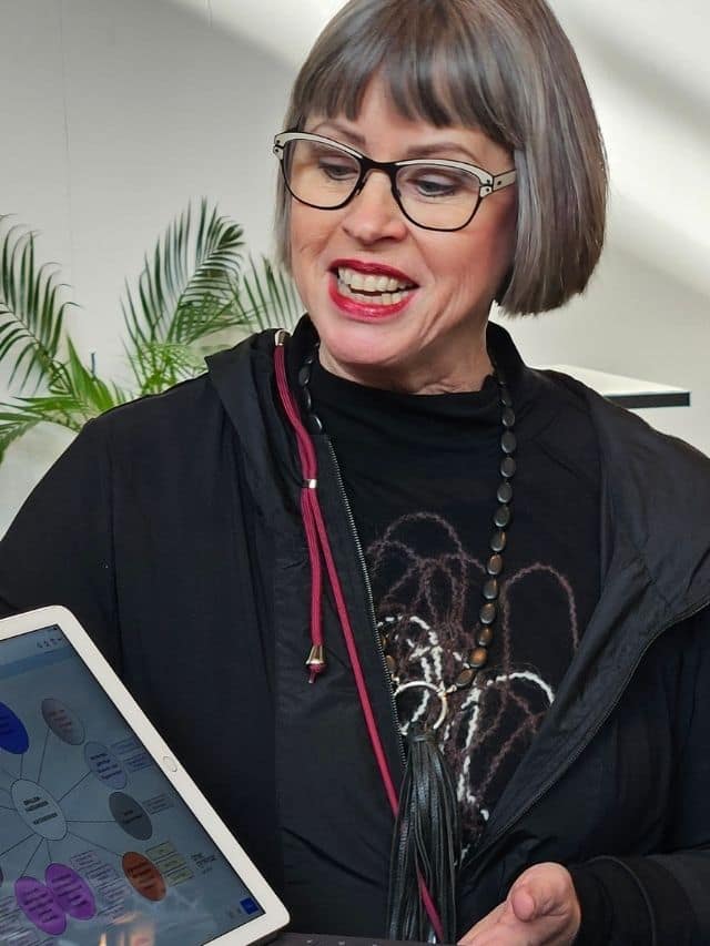 Karin Stehr im Gespräch über Independent Brands mit einem Tablett.