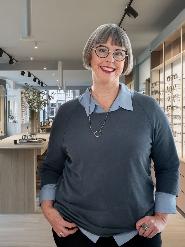 Karin Stehr in einem hochwertigen Optikgeschäft