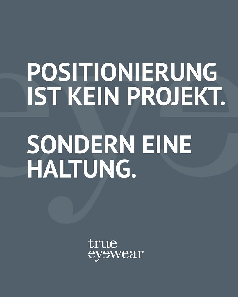 Gedanke von Karin Stehr auf einem Plakat: Positionierung ist kein Projekt. Sondern eine Haltung.
