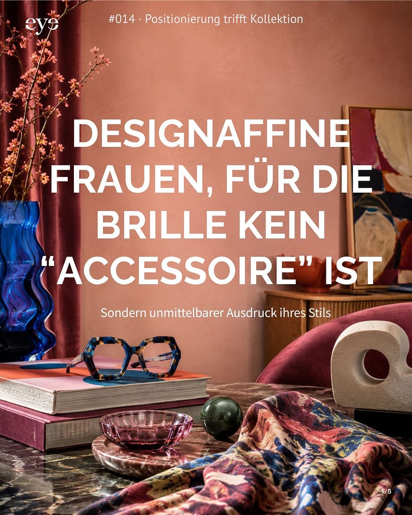 Aufwendig dekorierter Raum mit einer ausgefallenen Brille auf einer Anrichte