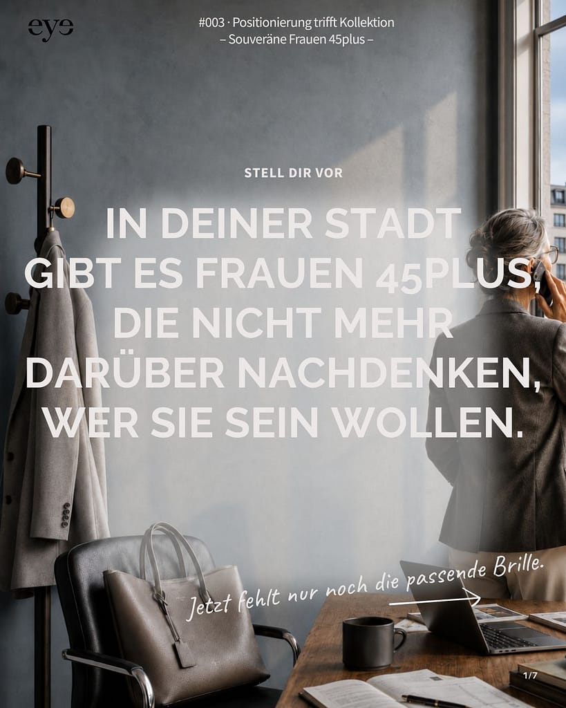 Eine Frau mit grauem Haar schräg von hinten blickt aus einem großen Fenster in einem gut eingerichteten Arbeitszimmer