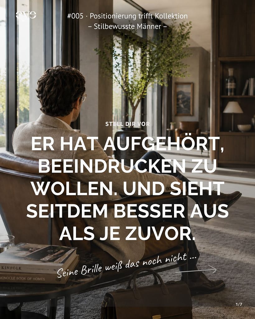 Ein Mann in stilvoller Garderobe schräg von hinten in einer edlen Hotel-Lobby