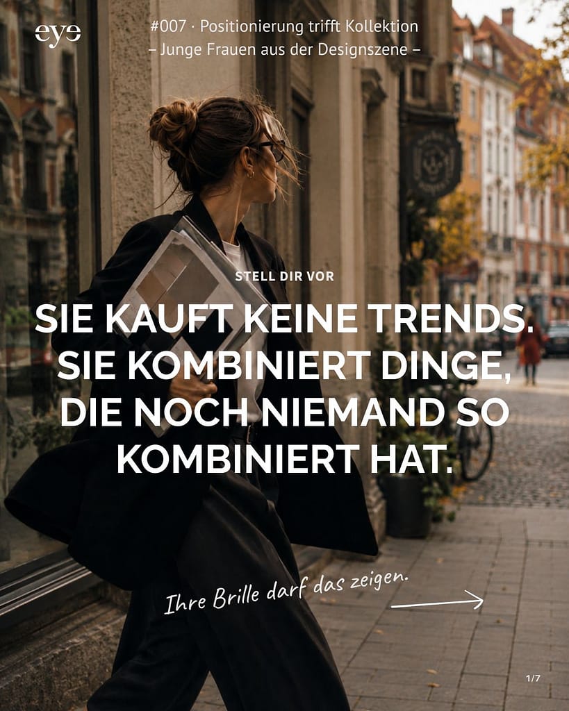 Eine junge kreative Frau mit Mappe unter dem Arm in einer schönen Altstadt