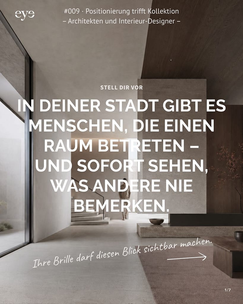 Ein hoher imposanter Raum aus Beton, Glas und Holz mit einem Mann im Hintergrund