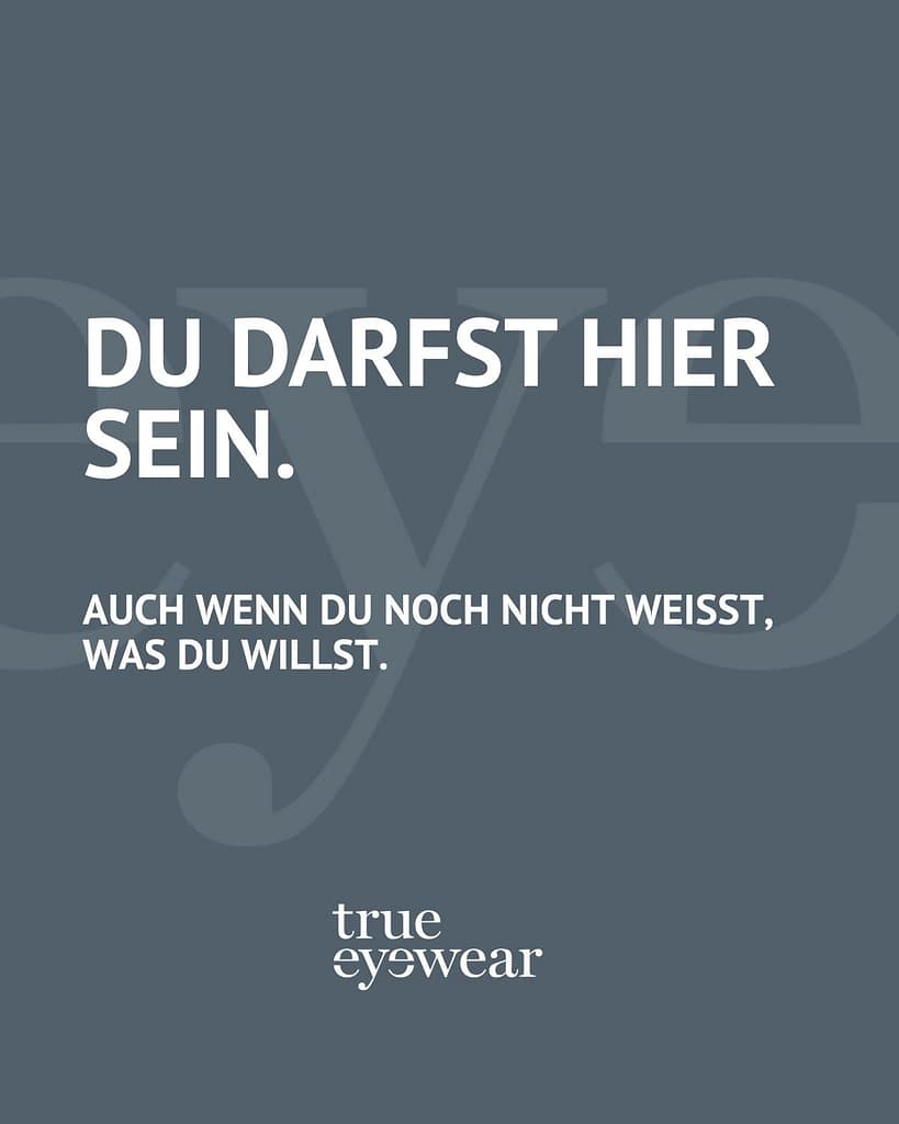 Plakat in dunkelgrau mit der Aufschrift: Du darfst hier sein. Auch wenn du noch nicht weißt, was du willst.