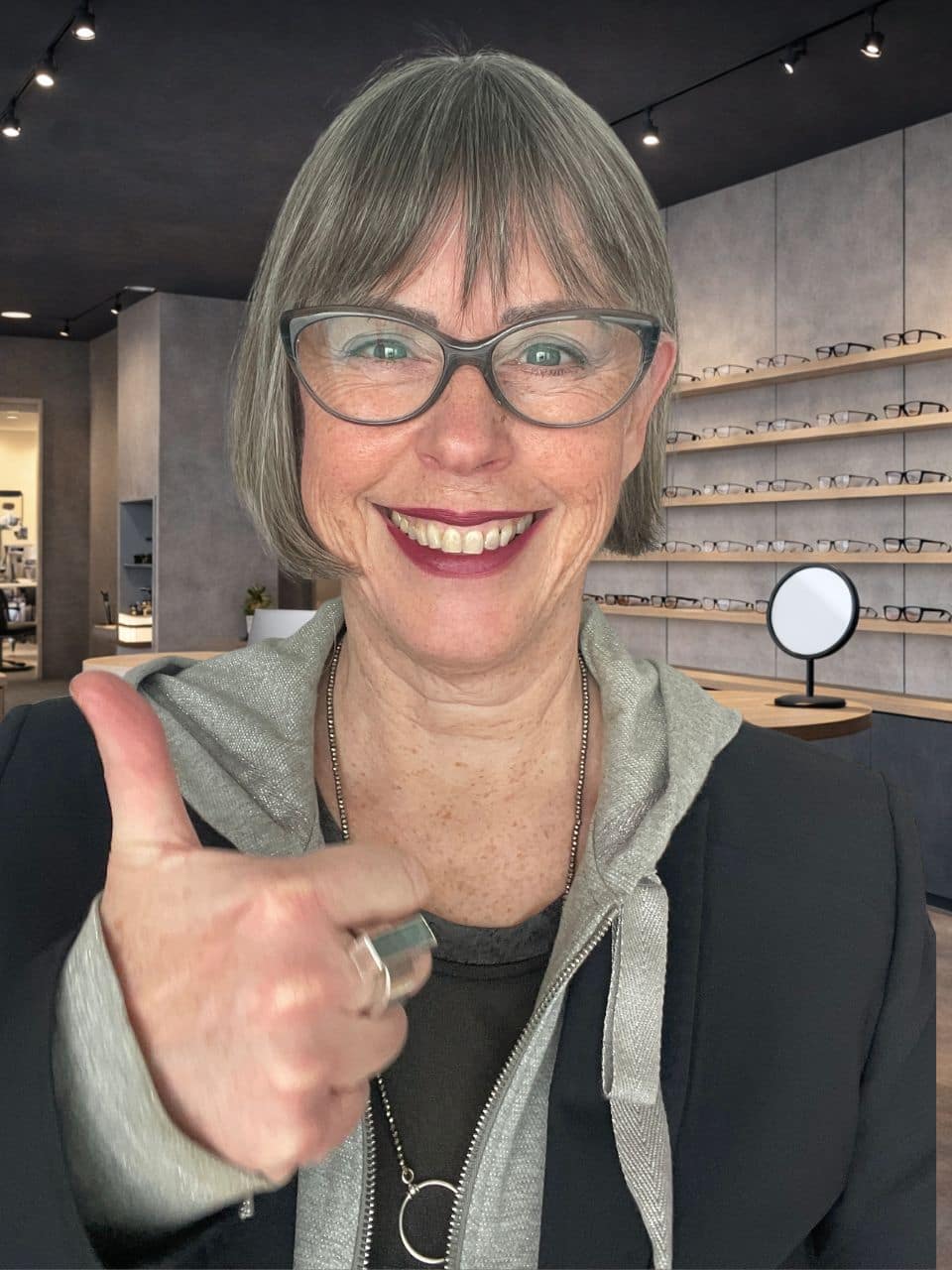 Karin Stehr in einem jungen modernen Optikgeschäft mit motivierender Haltung