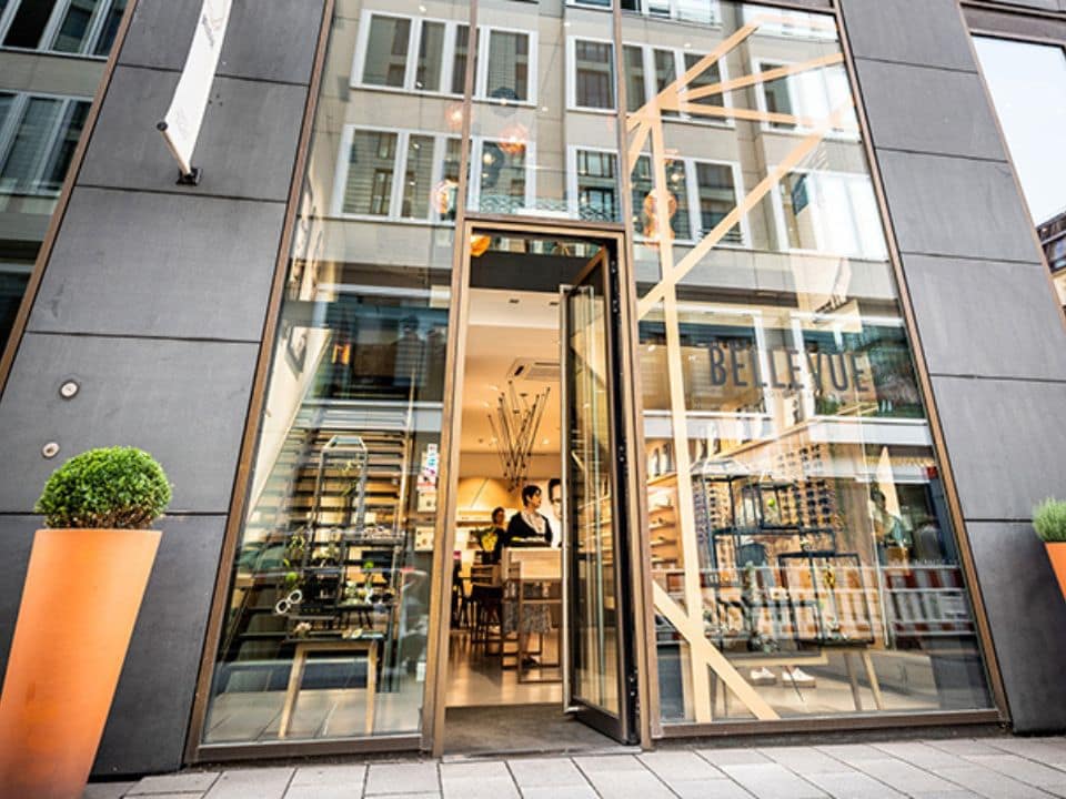 Karin Stehr klein in ihrem früheren Optikgeschäft BELLEVUE in Hamburg