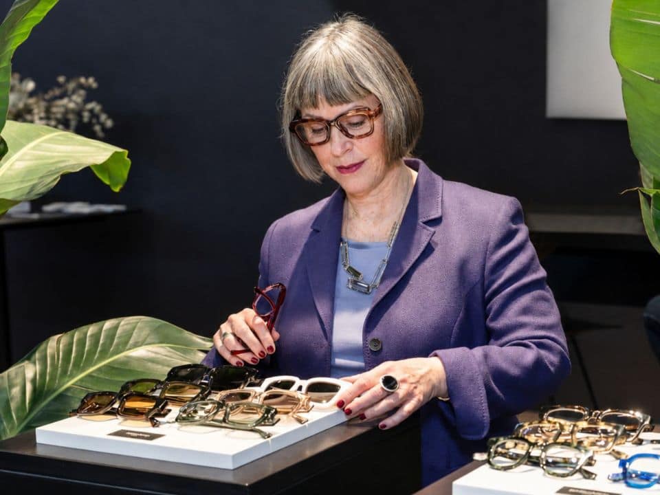 Karin Stehr wählt konzentriert Fassungen aus einer Independent-Eyewear-Kollektion aus.