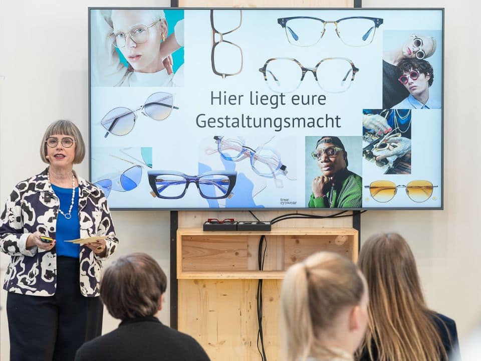 Karin Stehr beim Vortrag über Positionierung auf der opti 2026